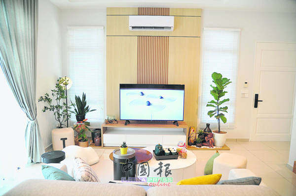 日式风的木质色系电视墙，让客厅显得简约大方，再加上大面积的窗口，让光线透进室内，空间更显明亮，并且利用可调节室内光线的斑马帘采光遮影，又能保持隐私空间。