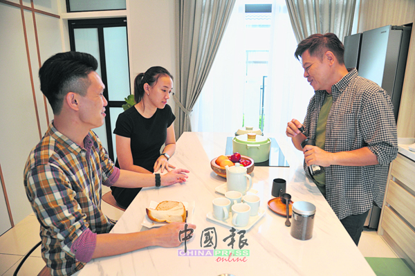 中岛厨房除了烹饪和用餐之外，也可作招待客人的餐桌。