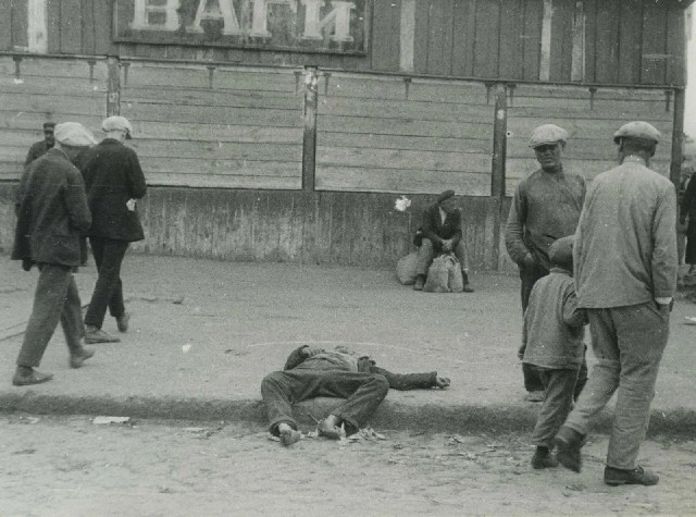 当年乌克兰哈尔科夫人行道上的大饥荒罹难者遗体。