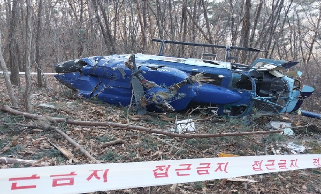 事故现场的直升机残骸。