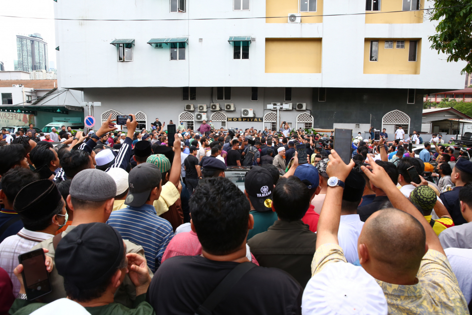甘榜峇鲁占米清真寺外瞬间挤满人潮，纷纷拿起手机拍下首相“出巡”的一面。
