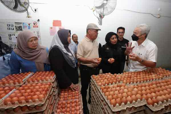 莫哈末沙布与养鸡场和鸡蛋农场业者会面，聆听所面临的困境。