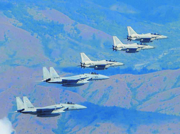 菲日空军演习代号“Pareho-2022”；图为F-15J与菲律宾的FA-50战机编队飞行。