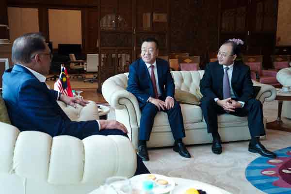 安华（左起）周二（13日）在布城首相办公室，接见闫立金、欧阳玉靖等人的拜访。
