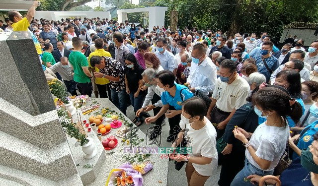 华教人士及师生在林连玉墓碑前献花致意。