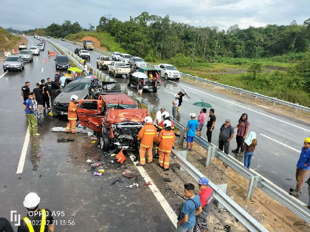 消拯员和警方到场后，暂不排除这起车祸是因下雨路滑而酿祸。
