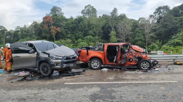 2辆货卡在行驶途中失控碰撞，酿2死5伤。