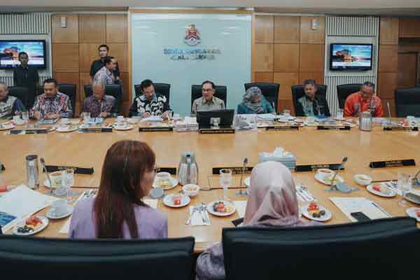 安华（右4）出席吉隆坡市政局举办的汇报会。右5起为莫哈末祖基和马哈迪。