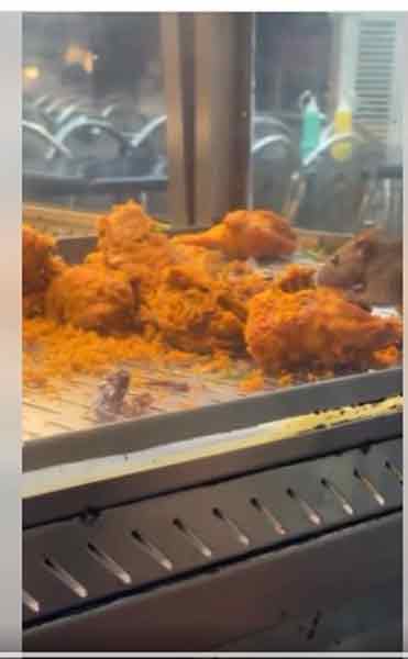 网友分享一家嘛嘛档食物架上有老鼠吃炸鸡的视频，引起网友热议。（截图取自“我们是马来西亚人”面子书）