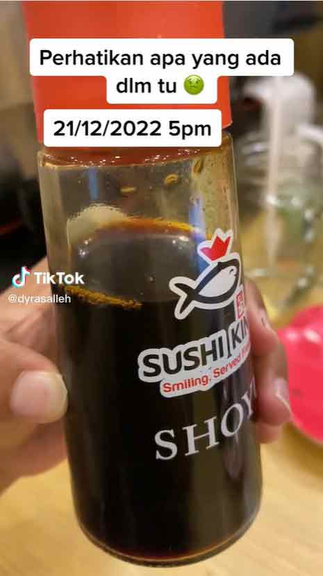 网友用餐结束后，才发现寿司金某分店的酱油瓶内，有虫子在蠕动。