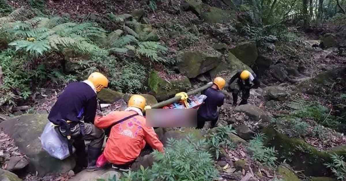 嘉义市救难协会协助中埔警分局警方，费近8小时顺利将为于曾文水库附近偏僻树林里的无名男尸运下山。