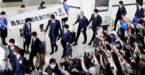 ◤2022卡塔尔世界杯◢日本主帅率10球员回国  获球迷英雄式欢迎