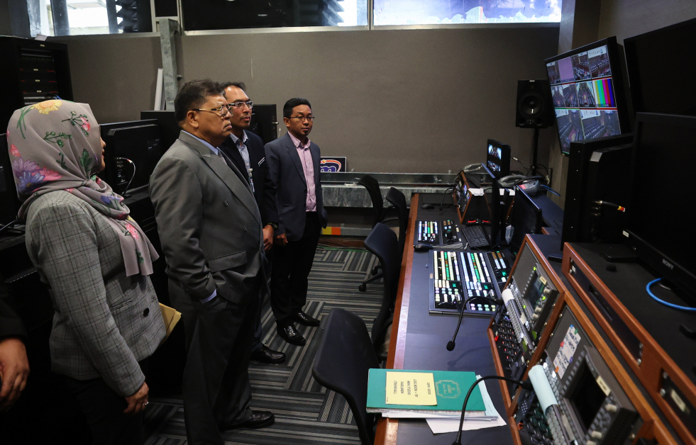 佐哈里阿都（左2）巡视国会媒体室时，与采访国会上议院的媒体交流和了解转播过程。