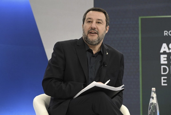 意大利交通部长 Matteo Salvini 抨击欧盟 2035 年时禁售内燃机汽车禁令，“没有任何的经济、环境或社会意义”。（图片来源：Matteo Salvini 脸书）