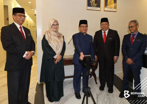 Ministers,punch,work