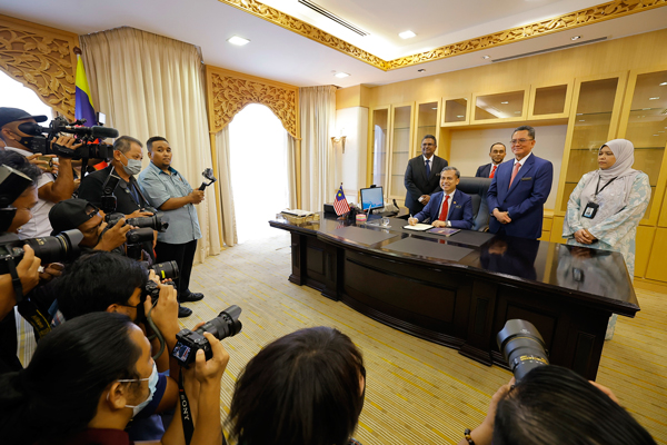 Ministers,punch,work