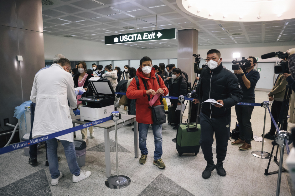 中国旅客12月29日抵达意大利米兰机场。（美联社）