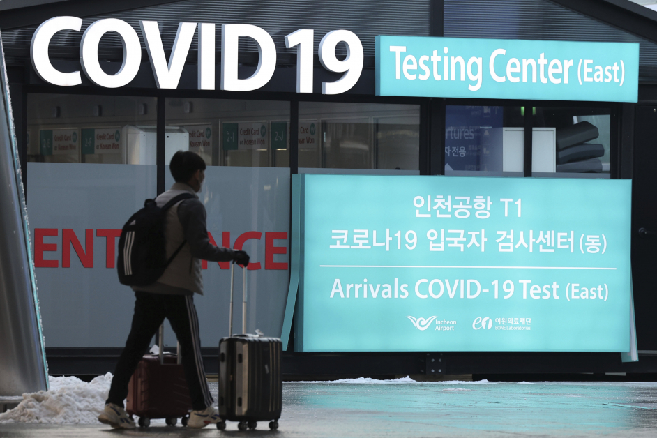 韩国宣布，从中国入境的旅客在搭机前以及抵达后需接受核酸检测。（美联社）