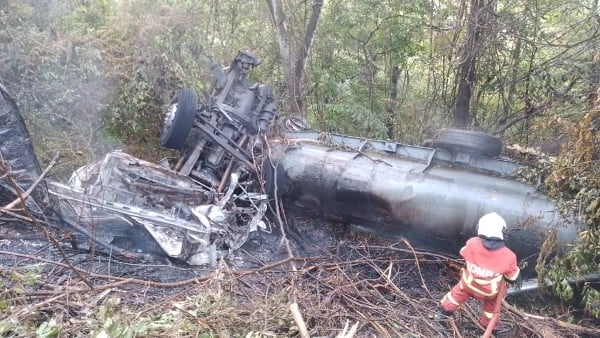 油槽车失控坠崖，起火焚烧，司机当场身亡。