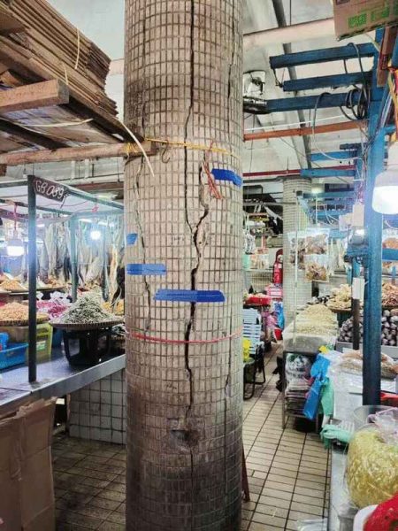 沙巴斗湖丹绒巴刹柱子出现裂痕将近一年，目前仅用塑料绳子和胶纸暂时粘住。