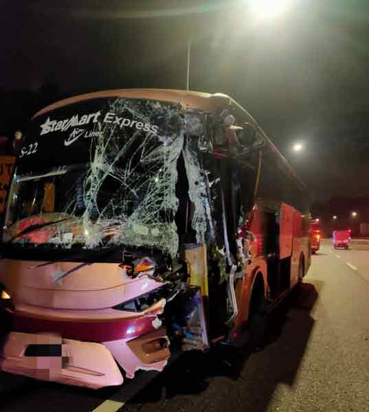 巴士与罗厘发生碰撞，导致巴士车头损毁严重，事故造成2名女乘客受轻伤。