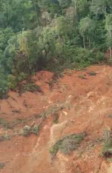 大面积土崩覆盖峇当加里露营。