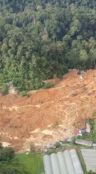 大面积土崩覆盖峇当加里露营。