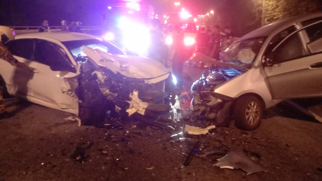 醉酒的本田思域轿车司机逆向行驶，与一辆宝腾赛佳轿车发生碰撞，3人受伤。