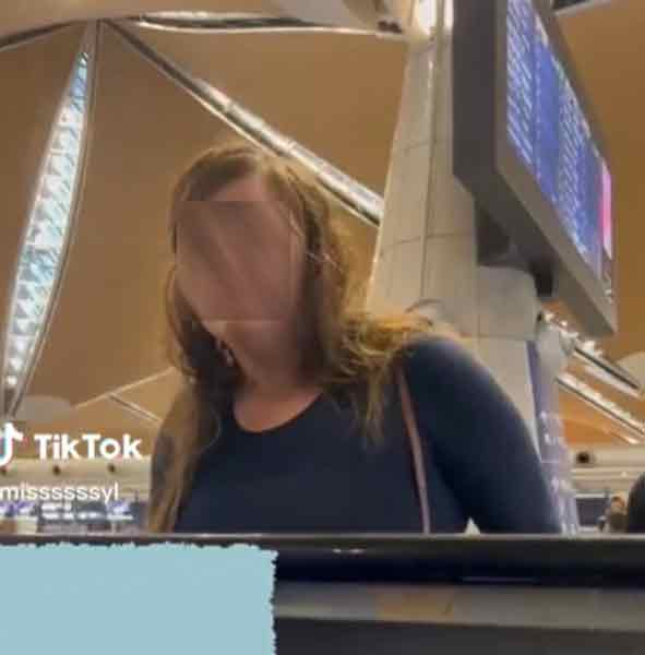 外国女子在机场柜台，对地勤人员态度无礼。
