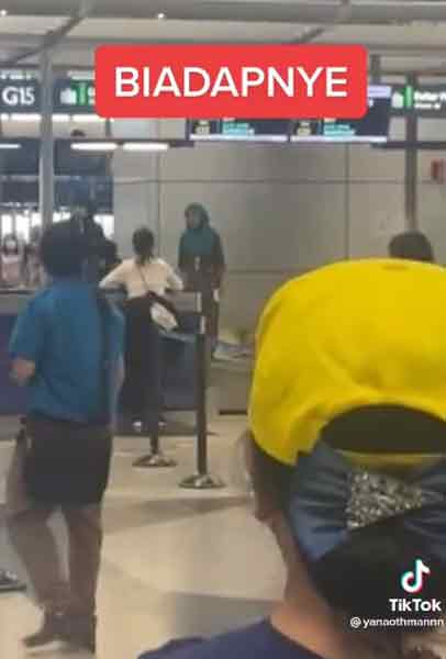 女子在机场柜台发飙谩骂，甚至动手打碎柜台玻璃，让柜台人员受伤流血。