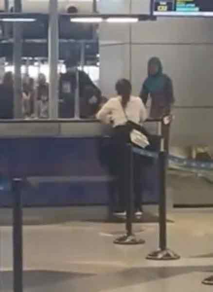 女子在机场柜台发飙谩骂，甚至动手打碎柜台玻璃，让柜台人员受伤流血。