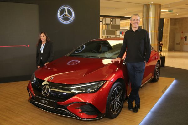 ▲Mercedes-Benz Malaysia总执行长暨总裁Sagree Sardien（左）与市场营销副总裁Michael Jopp携手推介EQE 350+新车。