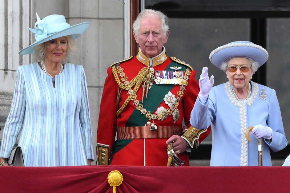 2022年6月2日，英女王登基70周年的白金禧典礼上，女王（右起）、查理斯和卡米拉在白金汉宫阳台上阅兵。
