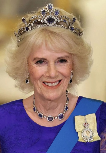 2022年11月22日，卡米拉成为王后以后，首次佩戴王冠现身活动。据报导，这顶蓝宝石王冠名为“比利时蓝宝石王冠”，原来属于英女王。