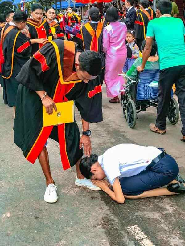 妹妹毕业跪地感谢哥哥。