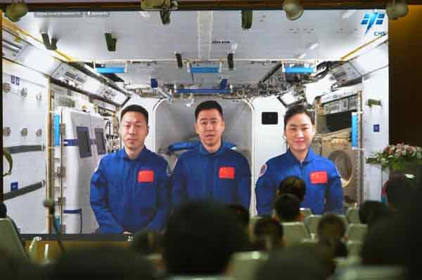 神舟十四号3名航天员陈冬、刘洋、蔡旭哲，将于4日晚上返回地球，亦是首次东风着陆场在夜间严寒天气搜救航天员。