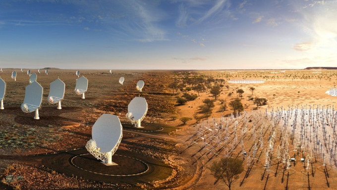 合并图像显示未来位于南非的碟形天线（图左部分），及未来位于西澳洲的SKA-Low天线（对低频无线信号敏感）。