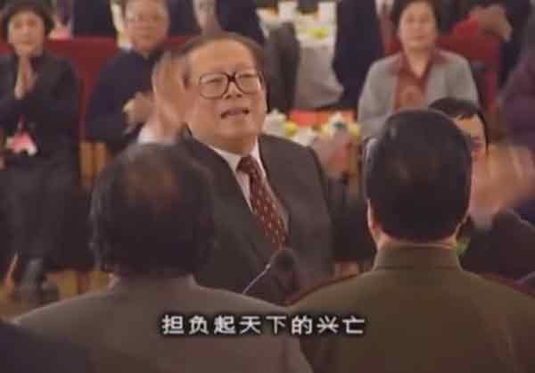2001年12月，江泽民指挥胡锦涛、温家宝等领导人和歌唱家一道演唱《毕业歌》的影片，至今仍然在内地各大网站热传。