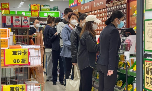 广州市民排队购买药物。