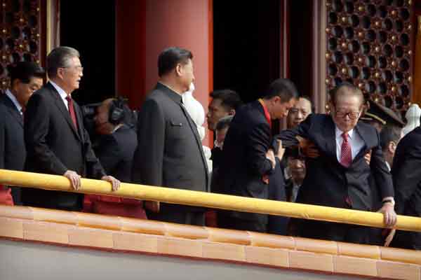 2019年10月1日，中华人民共和国建国70周年庆典，江泽民被工作人员搀扶至座位。（美联社）