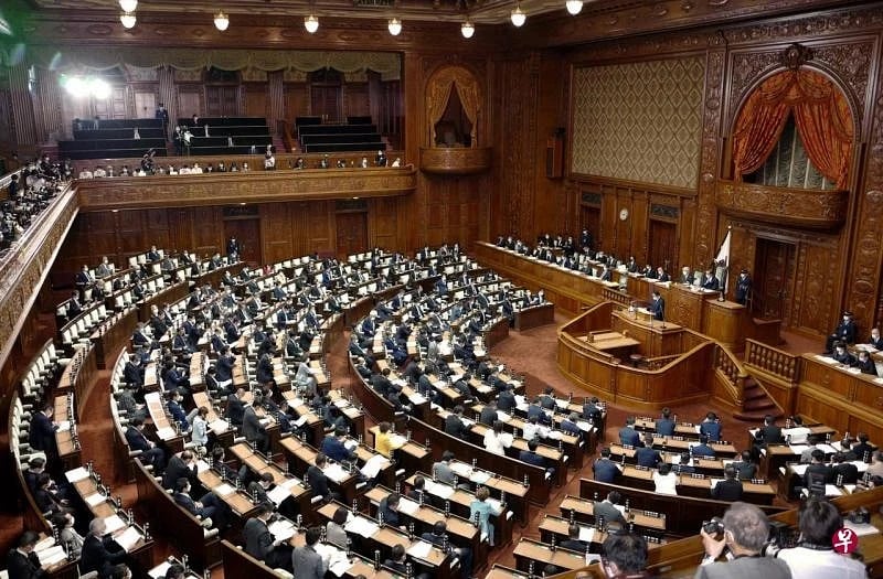 日本参议院赶在特别国会会期周六结束前，立法禁止任何团体恶意募捐。图为10月3日特别国会会期召开的会议。（法新社）