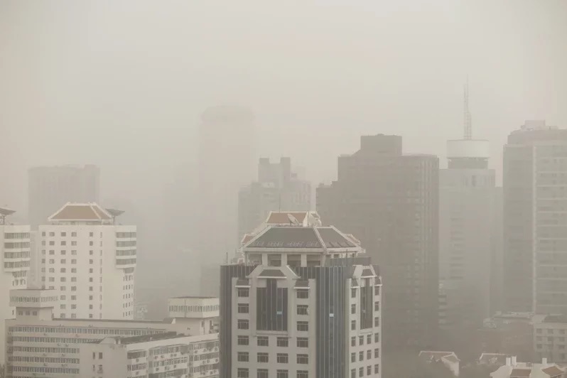 北京市被沙尘笼罩。