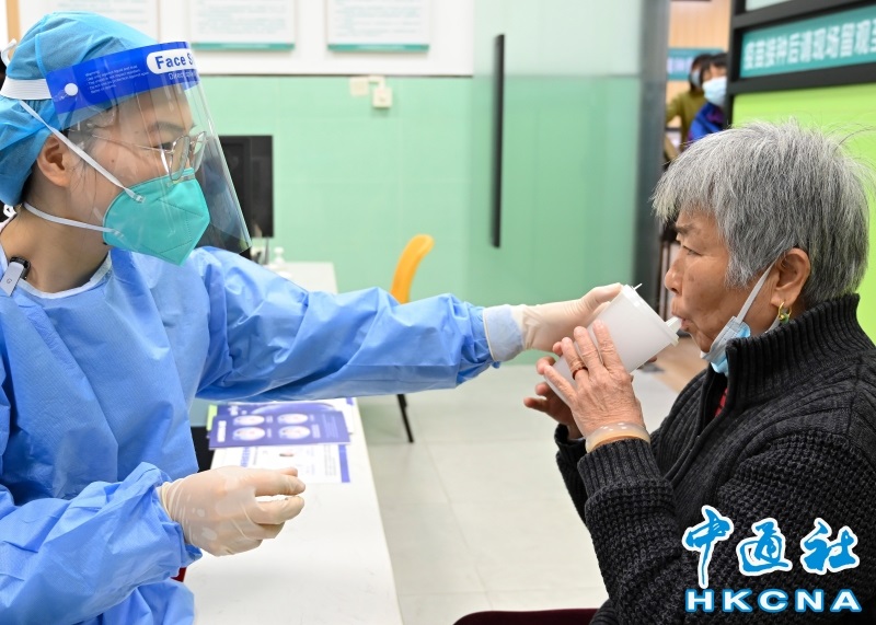 广州市一名老年人在南岗街社区卫生服务中心预防接种门诊，进行吸入用新冠肺炎疫苗接种。
