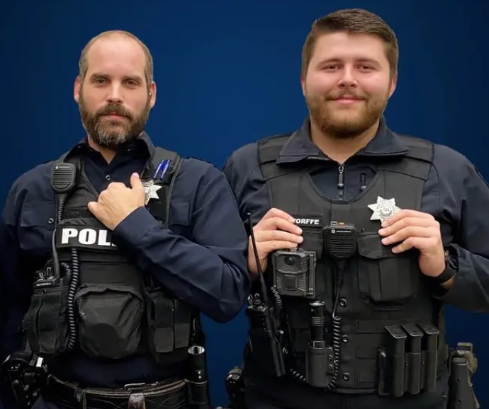 美国警察罗宾（左）和艾斯托夫。