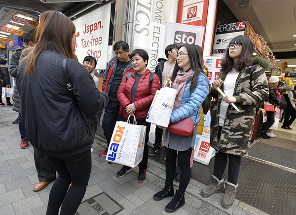 2017年1月29日，日本东京秋叶原商业区，中国游客利用春节假期在这里购物，这里有日本最大的电器街和动漫商店。（档案照）