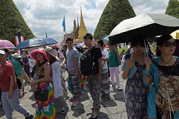TO GO WITH Thailand-China-unrest-tourism-economy,FOCUS by Preeti JHA
Chinese tourists leave after visiting the Grand Palace in Bangkok on August 21, 2015.  Busloads of visitors from China flocked to Bangkok's glittering Grand Palace on August 21 but, days after a bomb at another of the city's popular attractions killed five Chinese tourists, Thailand's biggest spending holidaymakers are rattled.      AFP PHOTO / Christophe ARCHAMBAULT        (Photo credit should read CHRISTOPHE ARCHAMBAULT/AFP/Getty Images)