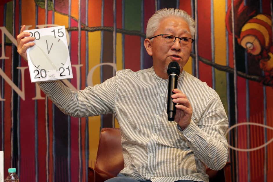 郭清江向读者推介《总编时间》。