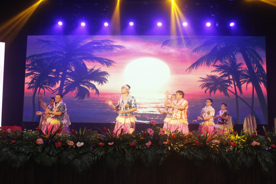 配合宴会主题，舞蹈员为大会呈献夏威夷风的舞蹈表演。