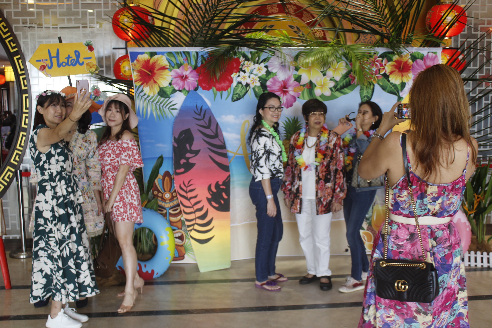 配合“夏威夷生日派对”，大部分出席者都身穿夏威夷风服饰赴宴，并在宴会厅的布景拍照留念。