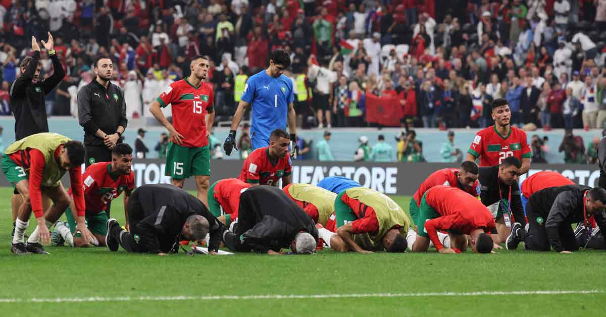 摩洛哥全体球员感谢球迷。（法新社）